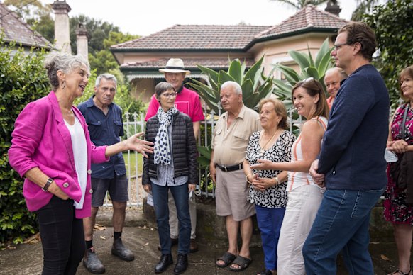 Independent candidate Elizabeth Farrelly meets with local residents concerned about the proposed development of Victorian homes.