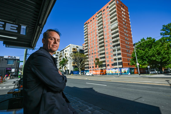 Rory Hyde, of the Faculty of Architecture, Building and Planning at the University of Melbourne,</p>

<p>　　at the red-brick public housing towers.