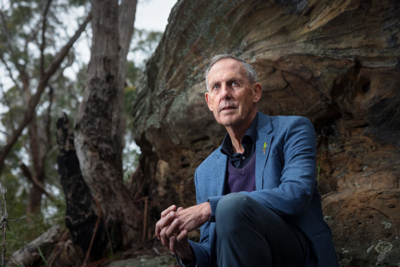 Greens founder Bob Brown has handed back his membership of the Australian Conversation Foundation. 