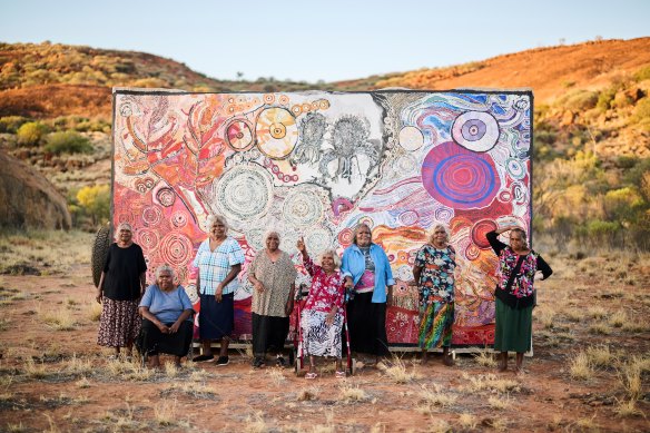 Maringka Burton, Tuppy Goodwin, Sylvia Ken, Betty Muffler, Iluwanti
Ken, Betty Chimney, Puna Yanima and Betty Pumani with their painting that was set for the NGA’s Ngura Pulka exhibition.