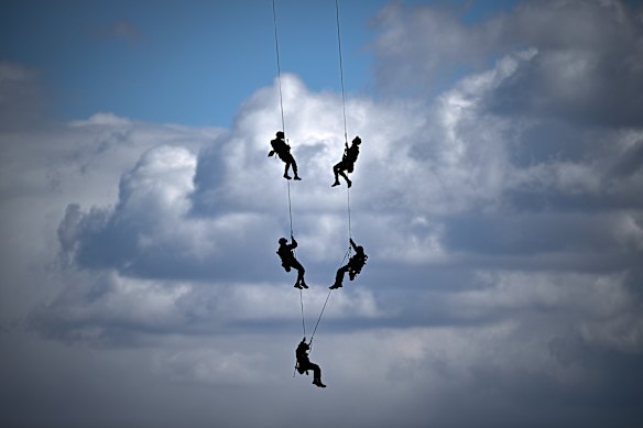 Tentara dari Divisi Lintas Udara 82 melakukan pelatihan taktis pada tahun 2022.