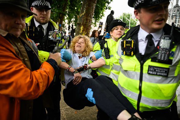 Um defensor da ação da Palestina é preso na Parliament Square, em Londres, no sábado.