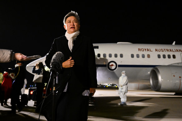 Penny Wong s'adressant aux médias après son arrivée à Pékin.