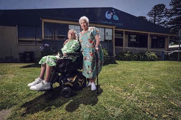 As usuárias do Belfast Aquatic Sonia Sanders (à esquerda) e Mary Scott. 