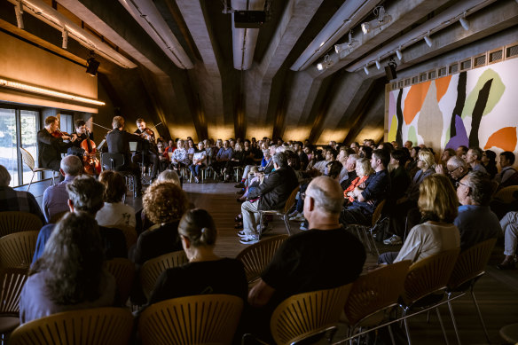 The audience in the Utzon Room for the Jack Quartet.