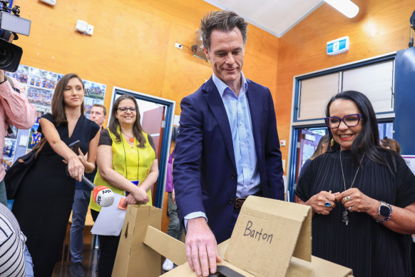 Premier Chris Minns voting with federal Indigenous Affairs Minister Linda Burney on Saturday. Burney’s seat of Barton – which overlaps Minns’ state seat of Kogarah – rejected the proposal.