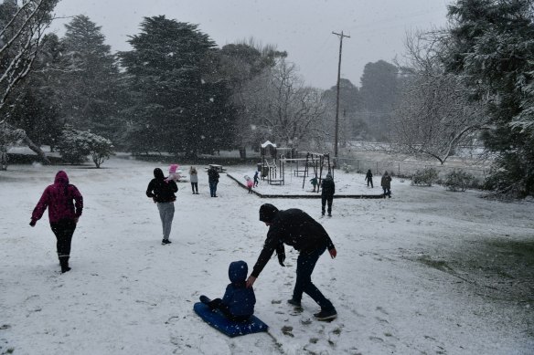 Snow begins to fall in Blackheath on Thursday morning.