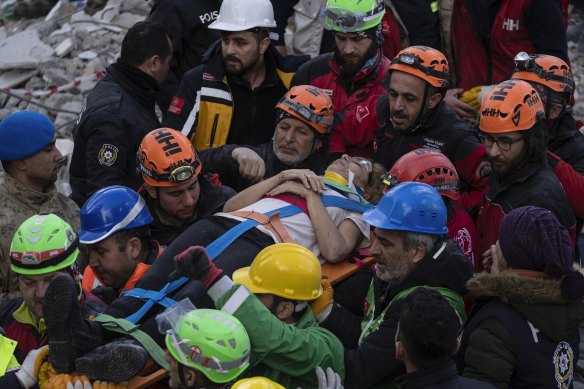 Raziye Kılınç, cuma günü Türkiye'nin güneydoğusundaki İskenderun'da yıkılan bir binanın altından kurtarıldıktan sonra kalabalığın arasından sedyeyle taşındı. 