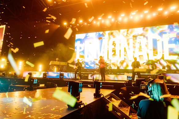 The word “Lemonade” flashes on-screen over Tomlinson and his five-piece band.