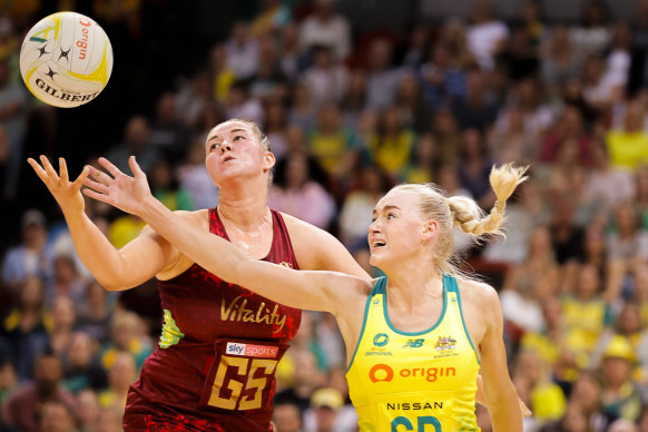 England’s star goal shooter Eleanor Cardwell goes up against Diamonds defender Jo Weston compete.