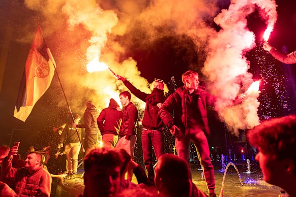 I manifestanti hanno sventolato bandiere serbe e lanciato razzi rossi il giorno dopo la vittoria dell'opposizione guidata dagli studenti alle elezioni parlamentari serbe.