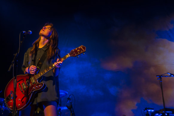 Angie McMahon performs at the Forum on May 28, 2024.