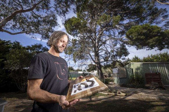 Kevin Neville and his family say they have found relics they believe date back to the old St Albans Stud, where Phar Lap hid before the 1930 Melbourne Cup.