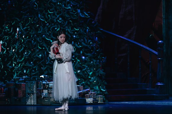 Yuumi Yamada as Clara in The Nutcracker.
