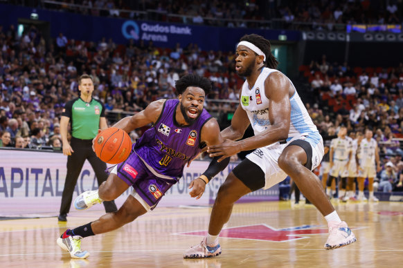 Derrick Walton Jr drives to the basket for the Sydney Kings.