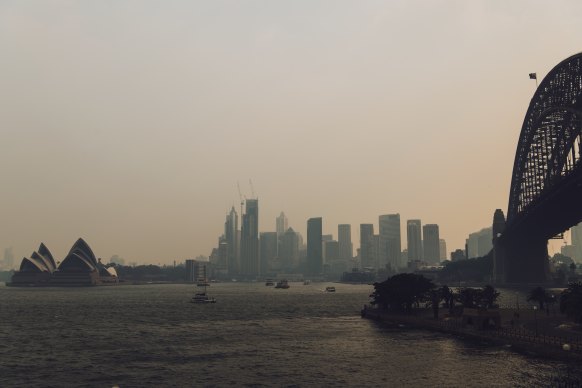 "Surrounded": Sydney will remain under a blanket of smoke for most of the week.