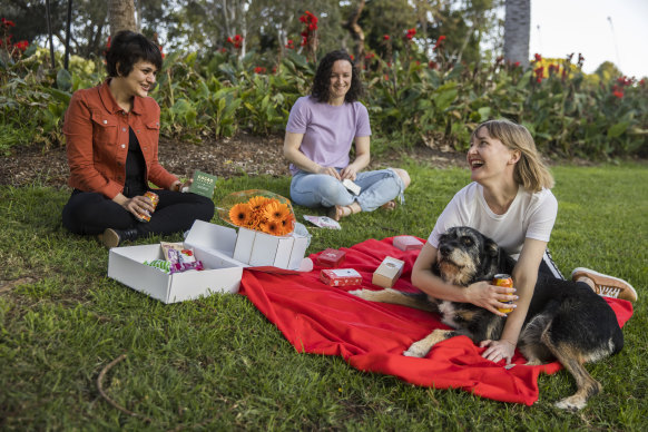 Masha, Raechyl, Leah & Buster the dog enjoying a picnic. 