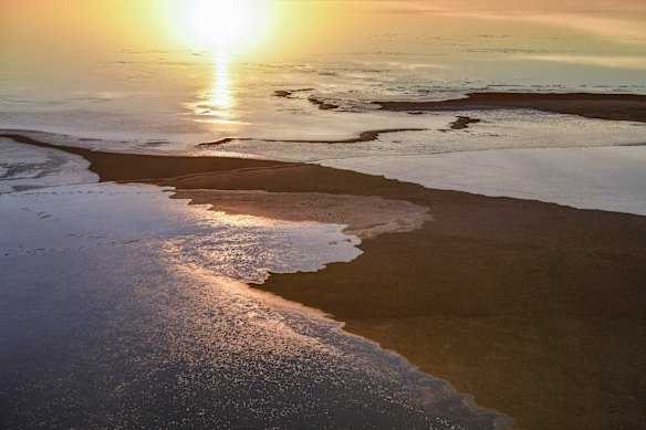 Kati Thanda-Lake Eyre in flood.