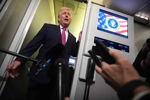 Il presidente degli Stati Uniti Donald Trump, a bordo dell'Air Force One, ha affermato che gli Stati Uniti e l'Iran si sono incontrati 