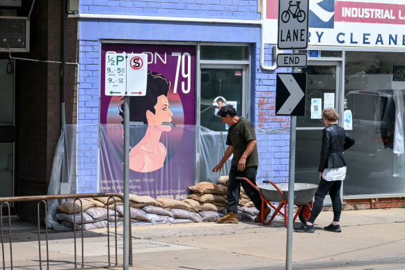 Sand bagging on the main street of Mooroopna.