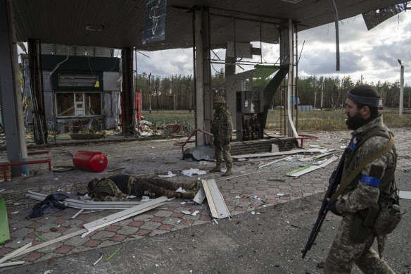 Ukrainian soldiers found the body of their comrade at a destroyed petrol station in the recently recaptured city of Lyman, Ukraine.