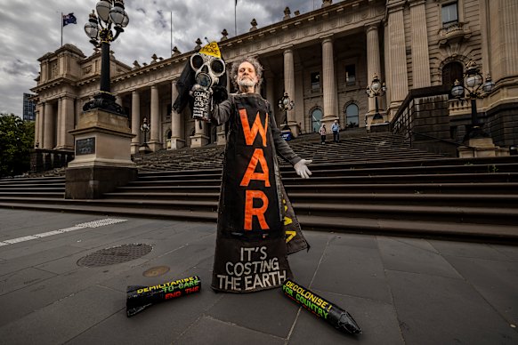 Benny Zable as ‘Greedozer’ on the steps of parliament.