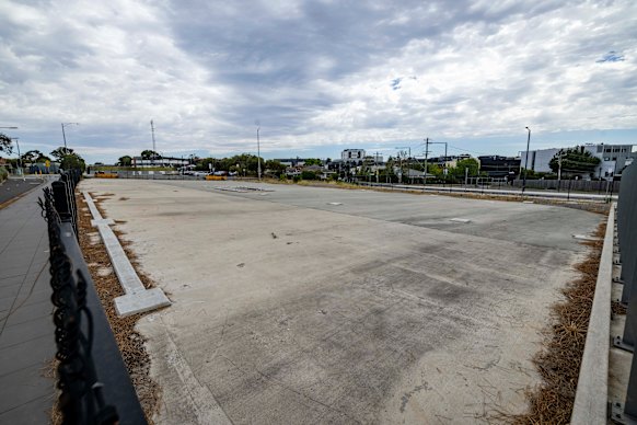 Um dos locais subdesenvolvidos construídos na linha férrea em Cheltenham. 
