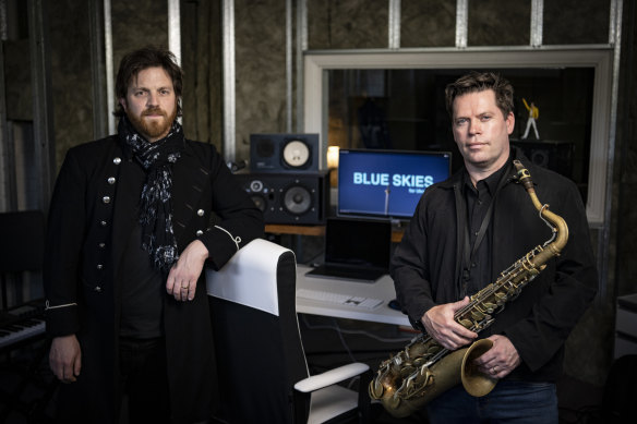 音乐制作人 Paul Beard 和音乐家 Dan Fallon，他创作了一首为乌克兰筹款的歌曲 Blue Skies。 