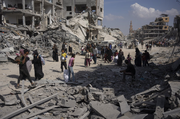 Residents have started to filter back to Khan Younis after Israeli troops pulled out.
