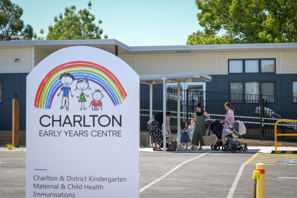 Parents in Charlton are desperate for a childcare provider to move into their purpose-built centre. 