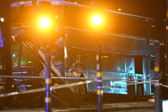 A frente do ônibus de dois andares, que estava vazio e fora de serviço no momento do acidente. 