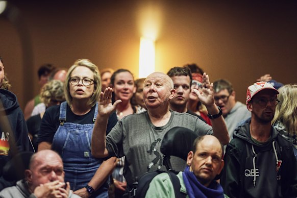 Find Your Voice Collective의 멤버들이 멜버른의 대규모 공연을 위해 리허설을 하고 있습니다.