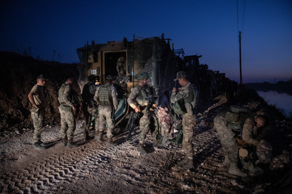 The first group of Turkish infantry prepares to enter Syria.