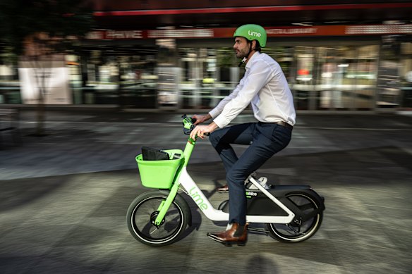 O diretor da Lime Australia, William Peters, andando em uma de suas muitas bicicletas.