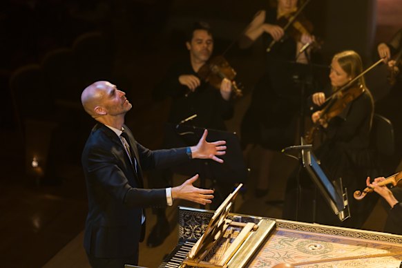 Erin Helyard conducting from the harpsichord. 