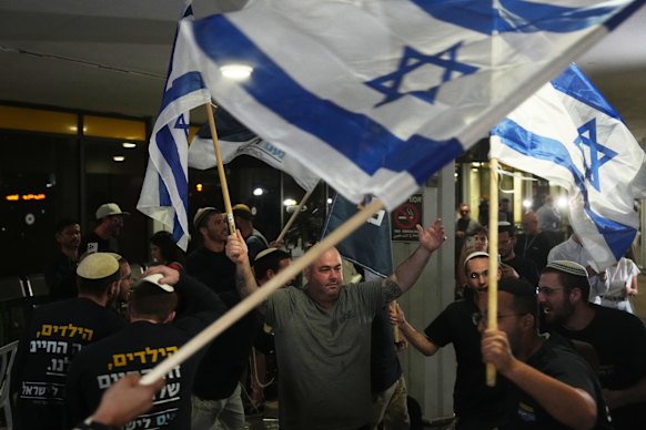 People celebrate the arrival of the replacement aircraft in Israel.