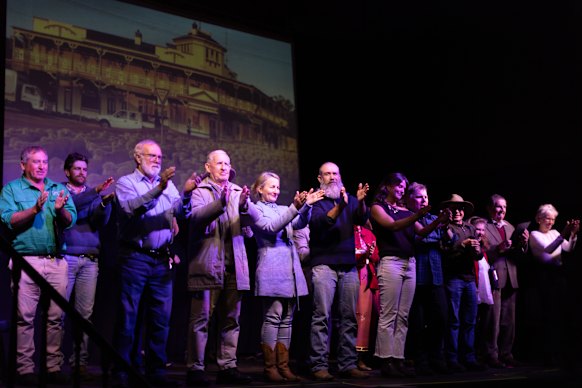 Palco lotado no Plaza Theatre para uma noite de contação de histórias no Hello, Coonamble!