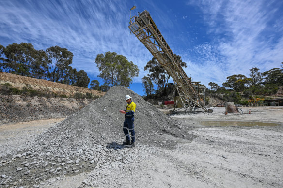 Extracting gold from ore in Maldon. 