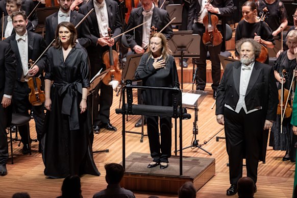 A experiência da diretora Simone Young com Wagner ficou clara desde o prelúdio de abertura. 