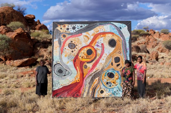 Pauline Wangin, Betty Campbell and
Emma Singer, also at Mimili, with their work for the NGA’s Ngura Pulka exhibition.