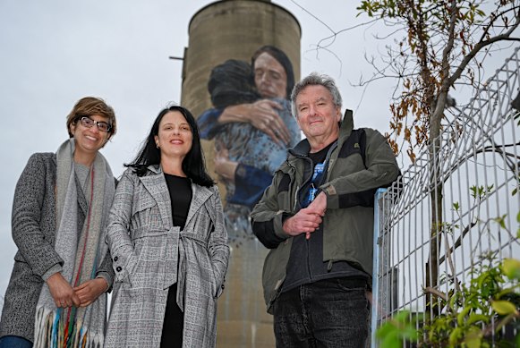 Lia Arraiano, Neda Nikolic and Andrew Haysom at the Jacinda Ardern mural in Brunswick.