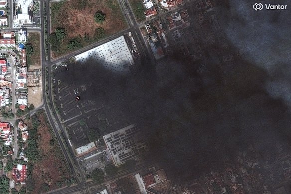 Membros do cartel atearam fogo em carros do lado de fora de uma loja atacadista da Costco. 