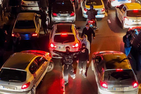 Manifestantes bloqueiam uma estrada em Teerã.