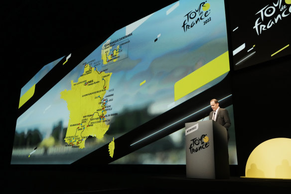 Tour de France director Christian Prudhomme unveils the 2022 route.