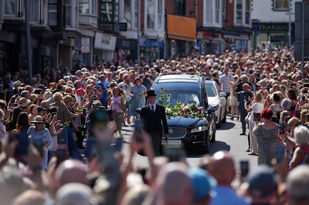 Thousands lined the streets in Wales to see the funeral hearse of singer Bonnie Tyler.