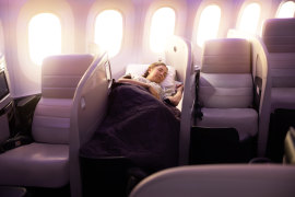 Lie-flat seats in business class – comfortable, despite the dormitory-like configuration.