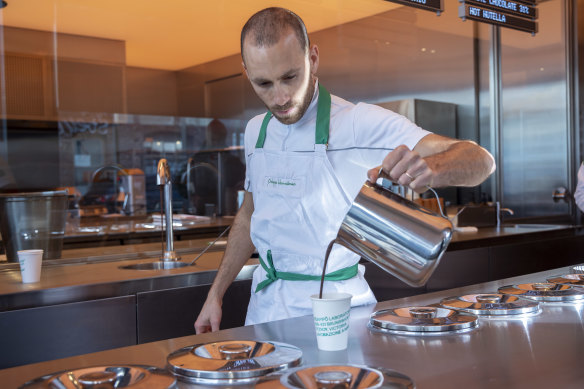 Pouring the hot chocolate at Pidapipo.