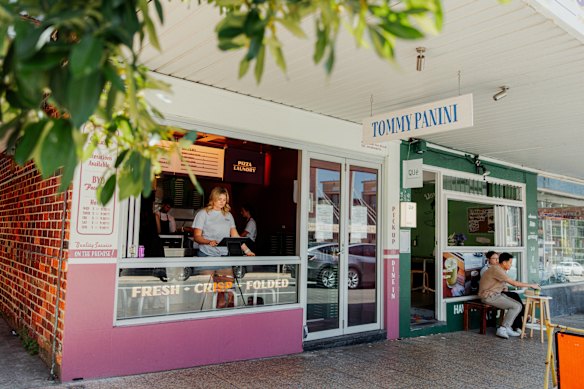 A calma antes da correria da hora do almoço no Bondi Tommy Panini. 