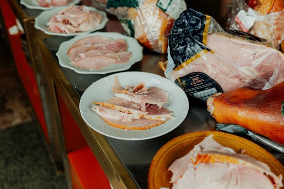 The hams are plated and anonymised for a blind taste test.