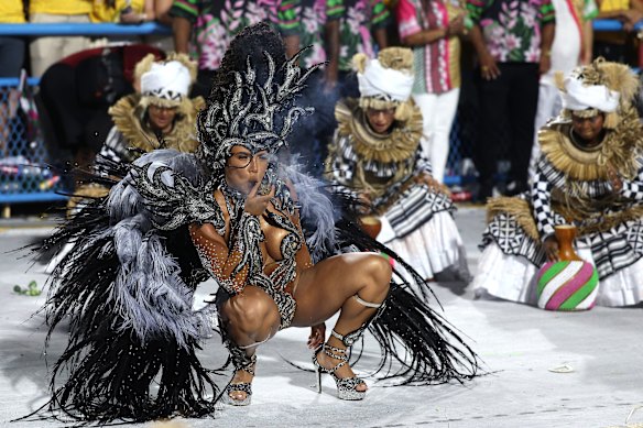 Queen of Drums Evelyn Bastos of Estação Primeira de Mangueira performs during 2026 Carnival parades at Sapucai Sambodrome on February 16, 2026 in Rio de Janeiro, Brazil. 